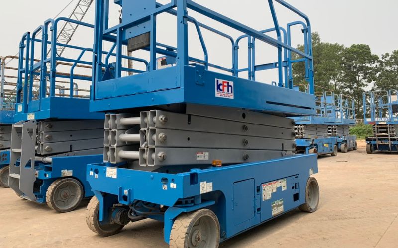 Đào Tạo Chứng Chỉ Vận Hành Xe Nâng Người 2 xe nâng người dạng cắt kéo