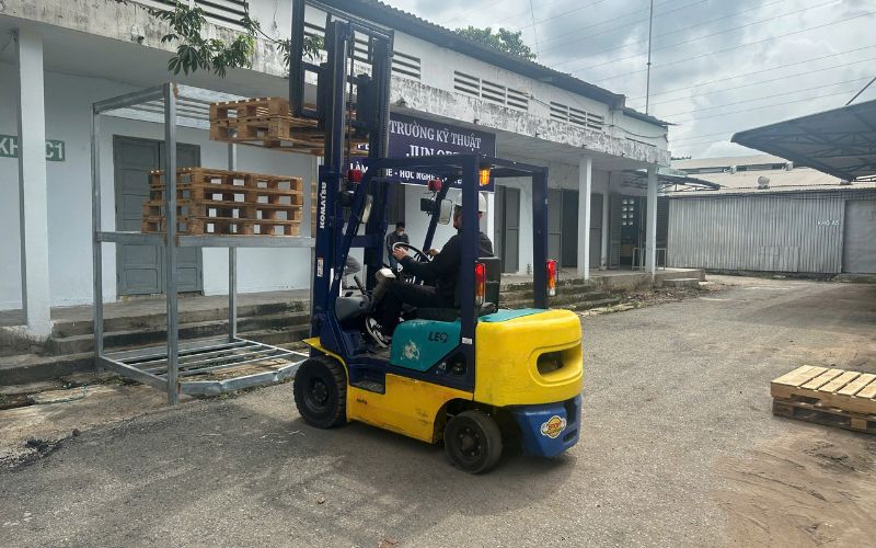 hoc-lai-xe-nang-bao-lau