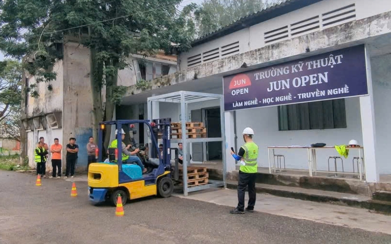 hoc-lai-xe-nang-bao-nhieu-tien